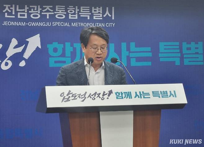 전남광주통합특별시와 장성군은 18일 무안청사에서 앰코테크놀로지코리아㈜ 광주공장의 추가 투자를 지원하기 위한 ‘반도체 폐수처리 업무협약’을 체결했다. 이상배 전남광주통합특별시 기후환경국장이 전남청사에서 업무협약에 대한 브리핑을 하고 있다. /신영삼 기자