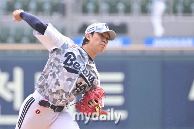 3일 오후 서울 잠실야구장에서 진행된 '2026 신한 SOL KBO 리그' 한화 이글스- 두산 베어스의 경기. 두산 선발 박신지가 역투를 펼치고 있다./곽경훈 기자