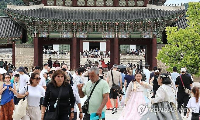 경복궁 찾은 관광객들 (서울=연합뉴스) 김주형 기자 = 연일 계속되던 폭염이 살짝 강도를 낮춘 9일 경복궁 찾은 내외국인 관광객들이 관람하고 있다. 2026.8.9 kjhpress@yna.co.kr