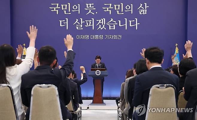 질문받는 이재명 대통령 (서울=연합뉴스) 김도훈 기자 = 이재명 대통령이 18일 청와대 영빈관에서 열린 기자회견에서 취재진의 질문을 받고 있다. 2026.9.18 superdoo82@yna.co.kr