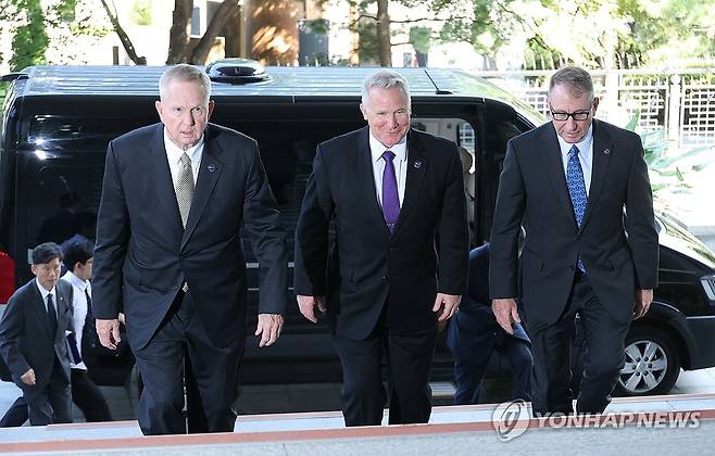 외교부 방문한 전 주한미군사령관 (서울=연합뉴스) 안정원 기자 = 로버트 에이브럼스 주한미군전우회 회장(왼쪽부터), 폴 러캐머라 전 주한미군사령관, 버웰 벨 전 주한미군사령관이 14일 서울 종로구 도렴동 정부서울청사를 방문하고 있다. 2026.9.14 jeong@yna.co.kr