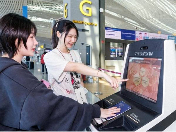 인천국제공항 제2여객터미널 3층 출국장에서 여객이 셀프체크인 로봇의 도움을 받아 탑승 수속을 밟고 있다. /인천국제공항공사 제공