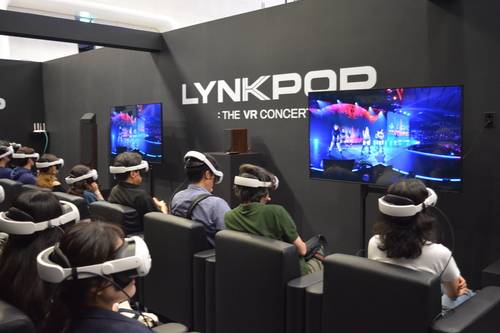 ▲18일 '엔터테크 서울 2026' SM 아티스트 VR 체험존에서 관람객들이 VR 기기를 착용하고 에스파의 뮤직비디오와 콘서트 영상을 감상하고 있다. 사진=이수진 인턴기자