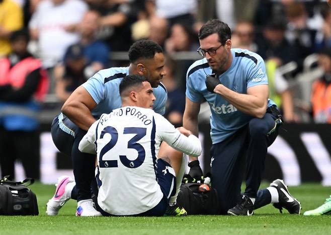 Soccer Football - Premier League - Tottenham Hotspur v Aston Villa - Tottenham Hotspur Stadium, London, Britain - September 19, 2026 Tottenham Hotspur's Pedro Porro receives medical attention after sustaining an injury REUTERS/Dylan Martinez EDITORIAL USE ONLY. NO USE WITH UNAUTHORIZED AUDIO, VIDEO, DATA, FIXTURE LISTS, CLUB/LEAGUE LOGOS OR 'LIVE' SERVICES. ONLINE IN-MATCH USE LIMITED TO 120 IMAGES, NO VIDEO EMULATION. NO USE IN BETTING, GAMES OR SINGLE CLUB/LEAGUE/PLAYER PUBLICATIONS. PLEASE CONTACT YOUR ACCOUNT REPRESENTATIVE FOR FURTHER DETAILS..<저작권자(c) 연합뉴스, 무단 전재-재배포, AI 학습 및 활용 금지>
