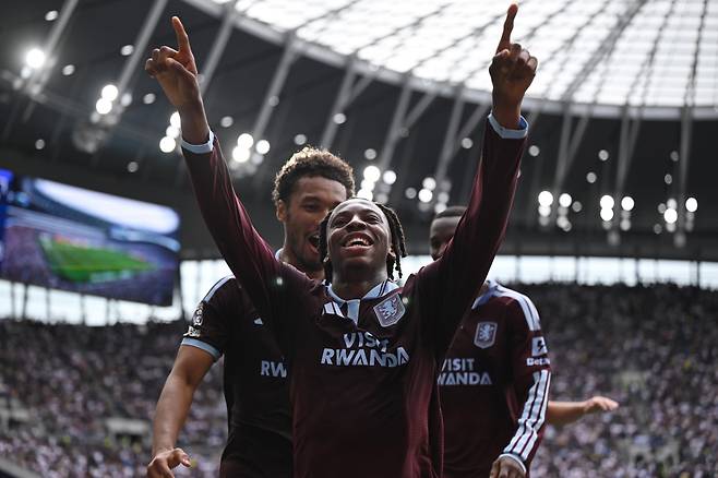 epa13249798 Aston Villa's Johan Manzambi celebrates scoring their first goal during the English Premier League match between Tottenham Hotspur and Aston Villa, London, Britain, 19 September 2026. EPA/DANIEL HAMBURY EDITORIAL USE ONLY. No use with unauthorized audio, video, data, fixture lists, club/league logos, 'live' services or NFTs. Online in-match use limited to 120 images, no video emulation. No use in betting, games or single club/league/player publications.
<저작권자(c) 연합뉴스, 무단 전재-재배포, AI 학습 및 활용 금지>