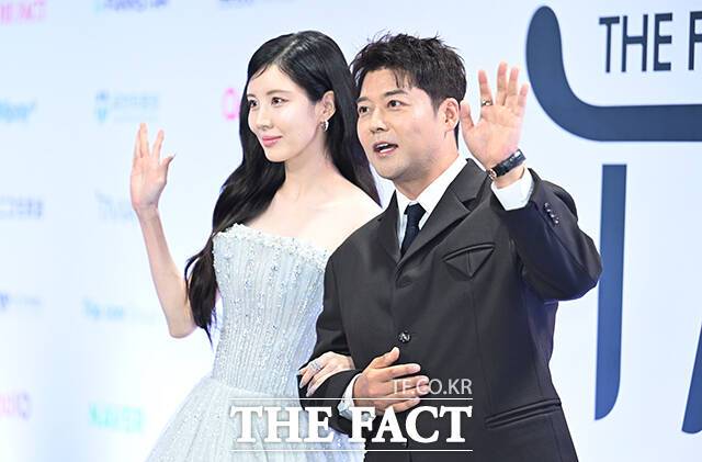 <더팩트>가 주최하고 팬앤스타와 UCW가 주관하는 ‘2026 더팩트 뮤직 어워즈(2026 THE FACT MUSIC AWARDS, TMA)’가 19일 오후 부산 연제구 부산아시아드주경기장에서 열린 가운데 MC를 맡은 전현무와 서현이 블루카펫을 밟고 있다. /부산아시아드주경기장=박헌우 기자
