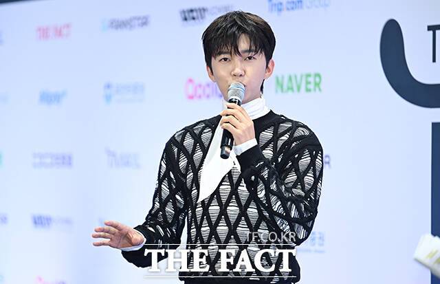<더팩트>가 주최하고 팬앤스타와 UCW가 주관하는 ‘2026 더팩트 뮤직 어워즈(2026 THE FACT MUSIC AWARDS, TMA)’가 19일 오후 부산 연제구 부산아시아드주경기장에서 열린 가운데 임영웅이 블루카펫을 밟고 있다. /부산아시아드주경기장=박헌우 기자