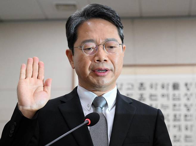 김승원 법무부 장관 후보가 15일 국회에서 열린 제439회 국회(정기회) 법제사법위원회 국무위원후보자(법무부장관 김승원) 인사청문회에서 선서를 하고 있다. 서재훈 기자