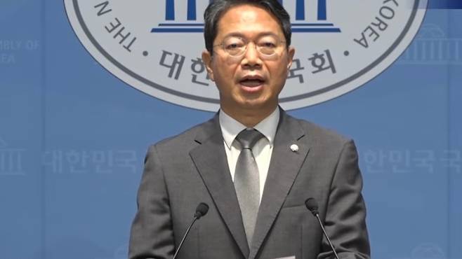 김승원 법무부 장관 후보자가 오늘(19일) 국회 소통관에서 후보직 사퇴 입장을 밝히고 있다. (SBS 캡처)