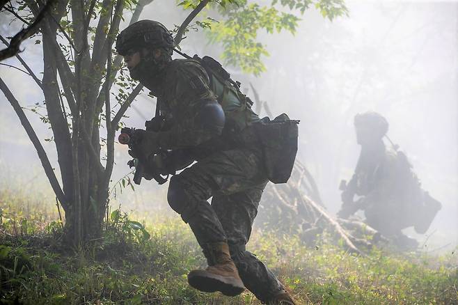 K-국제 과학화전투 경연대회(K-ICTC) 참가 장병이 산악지역 전투 수행 간 적진을 향해 이동하고 있다. 사진 제공=육군