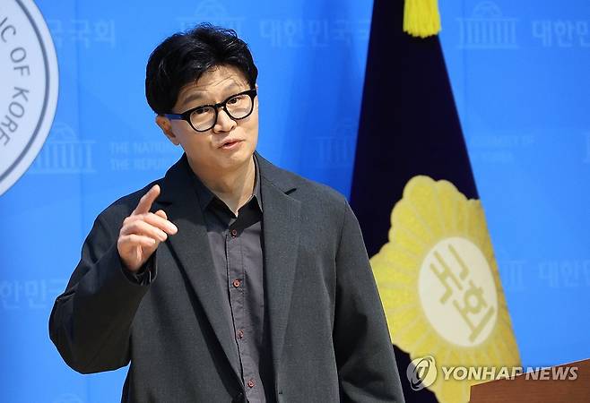 한동훈 의원, 소통관 기자회견 (서울=연합뉴스) 최재구 기자 = 김승원 법무부 장관 후보자가 자진사퇴 기자회견을 한 19일 무소속 한동훈 의원이 국회 소통관에서 기자회견을 하고 있다. 2026.9.19 jjaeck9@yna.co.kr