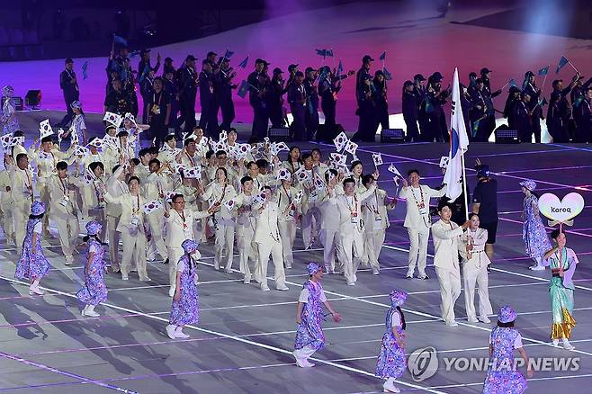 대한민국 입장 (나고야=연합뉴스) 임화영 기자 = 19일 일본 나고야 미즈호공원 육상경기장에서 열린 2026 아이치·나고야 아시안게임 개회식에서 대한민국 선수단이 입장하고 있다. 2026.9.19 hwayoung7@yna.co.kr