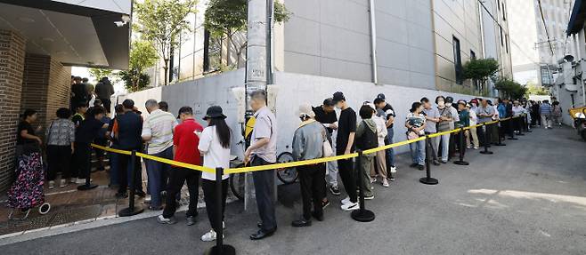 전통시장 온누리상품권 환급 대기줄온누리상품권 환급행사가 시작된 지난 16일 전남광주통합특별시 서구 양동시장에서 시민들이 환급을 받기 위해 줄지어 서 있다. /임문철 기자 35mm@namdonews.com