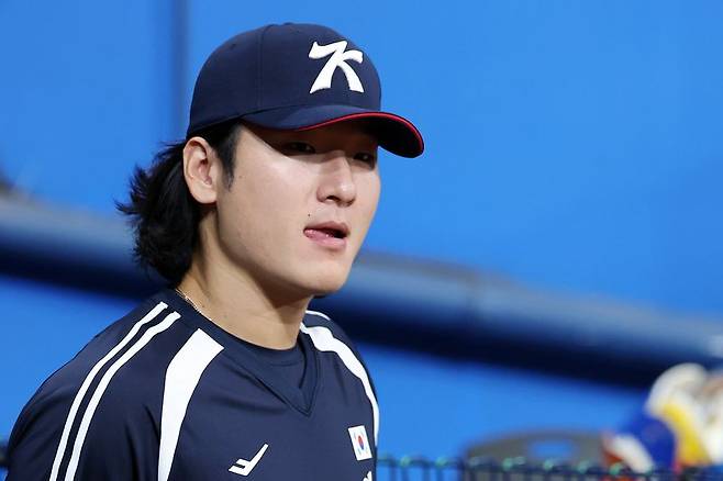 곽빈이 16일 고척스카이돔에서 열린 2026 아이치·나고야 아시안게임 야구 대표팀 공식 훈련을 위해 그라운드로 나서고 있다. /사진=연합뉴스