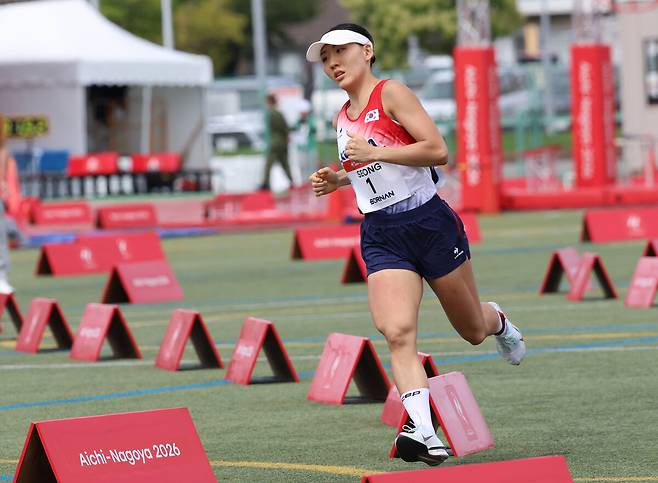 성승민이 20일 일본 아이치현 안조 스포츠파크에서 열린 2026 아이치·나고야 아시안게임 근대5종 여자 개인 결승 레이저런 경기에서 역주하고 있다. 아이치/연합뉴스