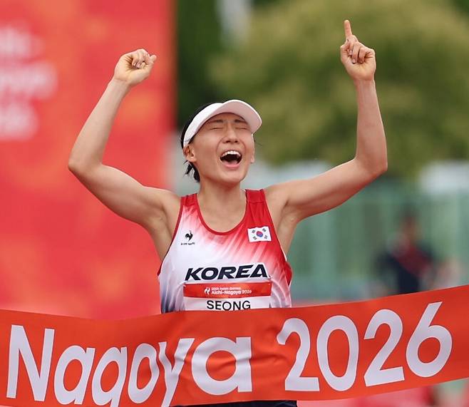 성승민이 20일 일본 아이치현 안조 스포츠파크에서 열린 2026 아이치·나고야 아시안게임 근대5종 여자개인에서 우승한 뒤 기뻐하고 있다. 안조/최현수 기자 emd@hani.co.kr