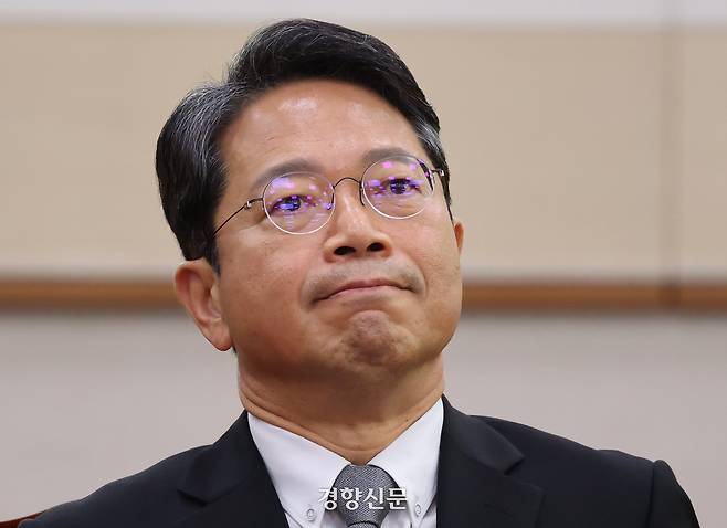 김승원 더불어민주당 의원이 지난 15일 국회 법제사법위원회에서 열린 법무부 장관 인사청문회에서 무거운 표정을 짓고 있다. 박민규 선임기자