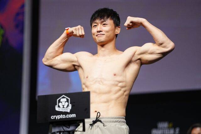 최두호가 19일 계체 행사에서 포즈를 취하고 있다. /UFC 제공