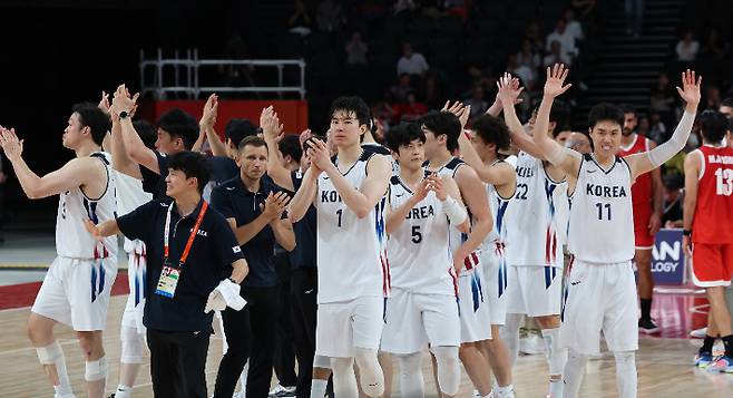 18일 일본 나고야 아이치 인터내셔널 아레나에서 열린 2026 아이치·나고야 아시안게임 남자 농구 대한민국 대 이란 4강전. 승리한 대한민국 선수들이 인사하고 있다. 연합뉴스