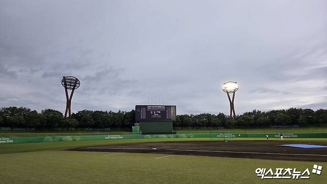 20일 오카자키 시민구장에서 진행된 한국 야구 대표팀의 훈련에서 조명탑 한 쪽이 켜지지 않아 훈련 진행에 차질을 빚을 뻔했다. 사진 김지수 기자