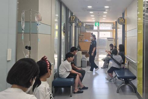21일 전남광주 남구 한 아동병원 대기실에서 어린이와 보호자들이 진료를 기다리고 있다. 이날 병원에는 독감 예방접종과 고열·기침 등 의심 증상으로 찾은 어린이들의 발길이 이어졌다. /윤태민 기자 ytm@namdonews.com