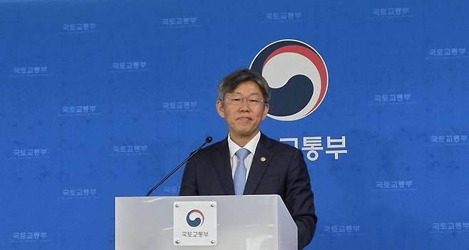 ▲김이탁 국토교통부 1차관이 21일 정부세종청사 국토부 기자실에서 '두텁고 촘촘한 주거복지 실현을 위한 주거안정플랜'을 발표한 뒤 취재진의 질문을 듣고 있다. 사진=장혜원 기자