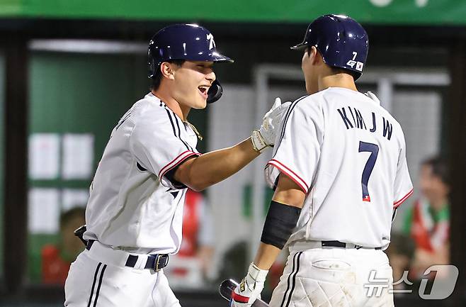 21일 일본 아이치현 오카자키 중앙종합공원 야구장에서 열린 2026 아이치·나고야 아시안게임 야구 조별리그 1차전 대한민국과 대만의 경기, 대한민국 윤동희가 8회말 2사 주자없는 상황에서 1점 홈런을 치고 기뻐하고 있다. 2026.9.21 ⓒ 뉴스1 김도우 기자