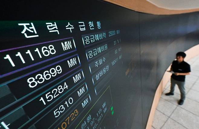8월 10일 경기 수원시 영통구 한국전력공사 경기본부 전력관리처 계통운영센터에서 한 관계자가 전력수급상황을 주시하고 있다. ⓒ뉴시스