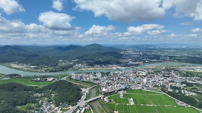 나주 시내를 굽어보는 금성산과 그 아래 영산강의 전경. 국립나주문화유산연구소 제공
