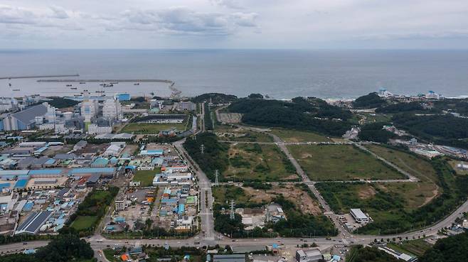 10일 강원특별자치도 동해시 북평산업단지 내 GS 석탄화력발전소와 데이터센터 부지가 내려다 보이고 있다. 동해=박시몬 기자