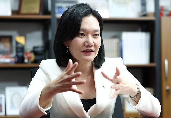 김남희 더불어민주당 의원이 21일 국회 의원회관 사무실에서 중앙일보와 인터뷰를 하고 있다. 임현동 기자