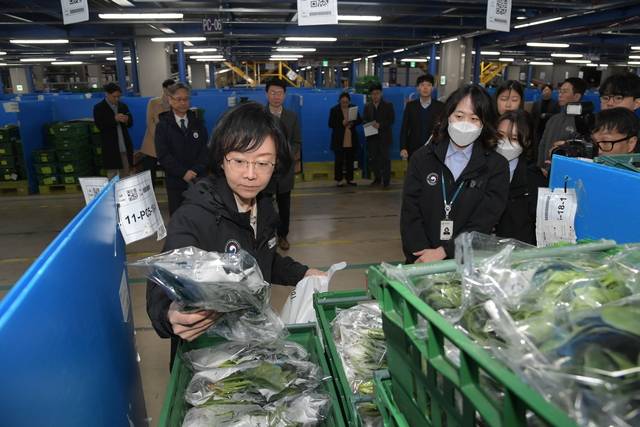 새벽배송 일상화에 따라 농산물 안전 관리가 사후 관리에서 사전 차단 중심으로 변화하고 있다. 사진은 오유경 식품의약품안전처장이 경기 김포시 농산물 신속검사센터를 방문해 현장을 점검하고 있는 모습. 식약처 제공