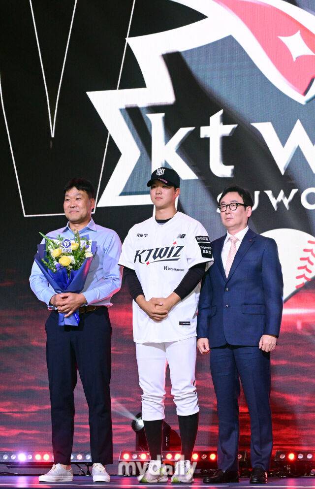 유신고 이승원이 21일 오후 서울 잠실동 롯데호텔 월드 크리스탈볼룸에서 진행된 ‘2027 KBO 신인드래프트’ 1라운드에서 KT로 지명된 뒤 포즈를 취하고 있다./마이데일리