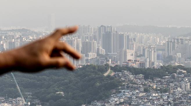 지난달 서울 중구 남산에서 바라본 서울시내 아파트의 모습. 윤창빈 기자