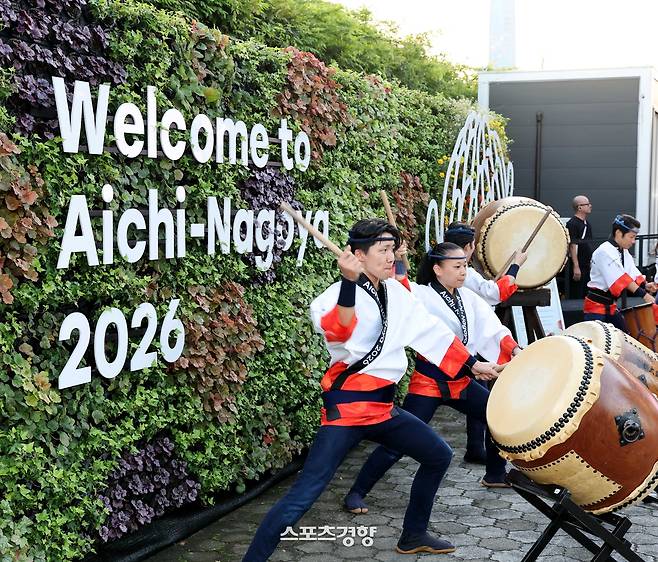 2026 아이치·나고야 아시안게임 개막을 이틀 앞둔 17일 일본 나고야항 가든부두 후지광장 선수촌에서 열린 입촌식에서 공연자들이 환영 공연을 펼치고 있다. 2026.9.17. 강윤중 선임기자