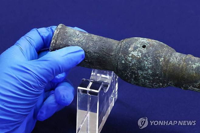 화약무기 '황자화통'에서 발견된 명문 (서울=연합뉴스) 진연수 기자 = 21일 서울 종로구 국립고궁박물관에서 우리나라에서 가장 오래된 화약무기 '황자화통'을 공개되고 있다.
국립나주문화연구소는 나주 금성산에서 발견된 화약 무기 '황자화통'을 조사해 몸체에 새겨진 28자의 명문(글자)을 확인했다. '황자화통'은 고려 말~조선 초에 만들어진 소형 화약 무기 실물이자 한국 화기 발달사를 새롭게 쓸 보물급 자료로 평가된다. 2026.9.21 jin90@yna.co.kr