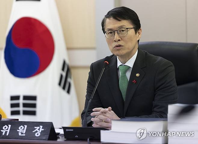 제227회 원자력안전위원회 (서울=연합뉴스) 윤동진 기자 = 최원호 원자력안전위원장이 19일 서울 원자력안전위원회 대회의실에서 열린 제227회 원자력안전위원회에서 발언하고 있다.
이날 원안위는 울산 울주군 새울 원자력발전소 3호기 운영허가에 대한 심의를 진행했으나 검토에 시간이 더 필요하다는 의견에 따라 차기 회의에서 계속 심의하기로 했다. 2025.12.19 mon@yna.co.kr