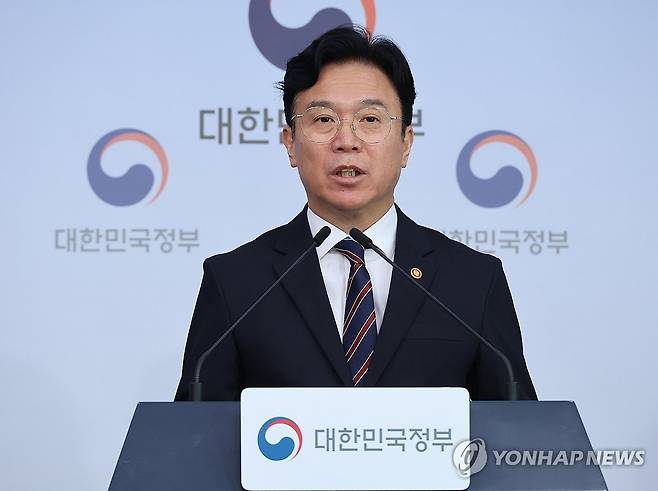 김영훈 고용노동부 장관 (서울=연합뉴스) 안정원 기자 = 김영훈 고용노동부 장관이 지난 15일 서울 종로구 정부서울청사에서 메가특구 연구직 대상 주52시간 예외적용, 파견근로 가능업무 확대 등 노동규제 완화 등을 내용으로 한 '메가특구 특별법 관련 사회적 대화 제안' 브리핑을 하고 있다. 2026.9.15 jeong@yna.co.kr