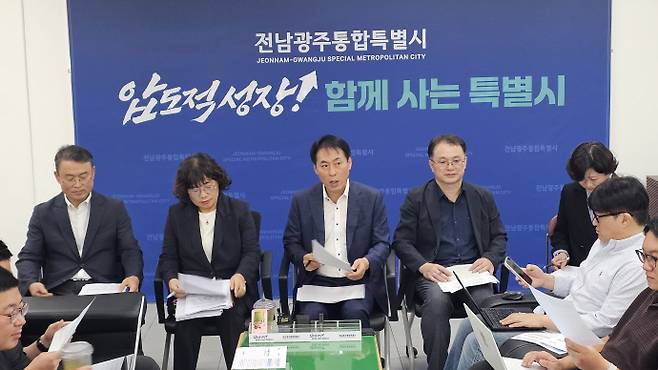 김기홍 전남광주통합특별시 반도체산업지원단장(왼쪽에서 세 번째)이 22일 광주청사 5층 기자실에서 호남권 반도체클러스터 조상 추진상황을 설명하고 있다. 사진은 왼쪽부터 문점환 도시공간국장, 소진호 통합공항미래도시본부장, 김기홍 반도체산업지원단장, 임대진 대학인재정책과장/김성빈 기자 ksb@namdonews.com