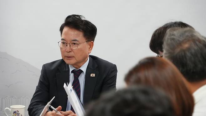 ◇육동한 춘천시장이 21일 시청에서 기자들과 만나 “돌봄과 생활환경, 재난안전 등 시민 생활 현장에 AI를 적극적으로 도입하겠다”고 밝혔다.