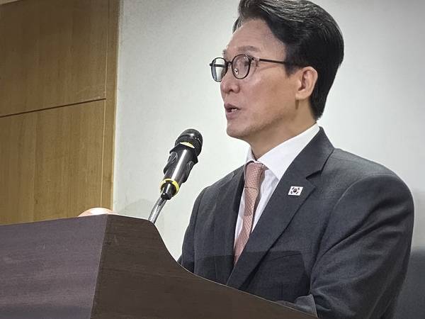 김민석 더불어민주당 대표가 22일 오전 10시 30분 서울 여의도 국회 의원회관 제2소회의실에서 열린 '국군사관학교 창설 신속 추진 촉구 범국민결의대회'에서 발언하고 있다. /최석환 기자