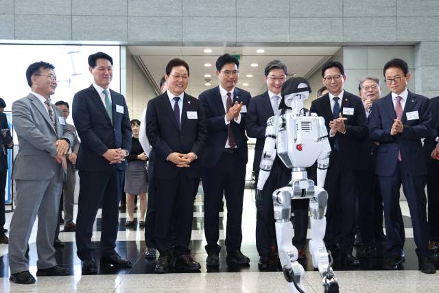 22일 서울 한국산업은행 본점에서 열린 피지컬 AI 지역거점 발전 포럼에서 박완수 경남도지사 등 참석자들이 피지컬AI 체험을 하고 있다./경남도/