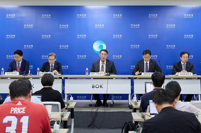 22일 오전 서울 중구 한국은행에서 열린 금융안정 상황(2026년 9월) 설명회사진 왼쪽부터 김신영 외환분석부장, 이정연 금융안정기획부장, 장정수 부총재보, 임광규 금융안정국장, 조성민 금융안정국 안정총괄팀장(사진제공=한국은행)