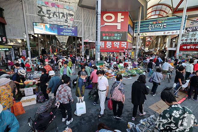 추석 연휴를 이틀 앞둔 22일 오전 경북 최대 전통시장인 포항죽도시장이 제수 용품을 구입하러 나온 시민들로 북적이고 있다. 2026.9.22 ⓒ 뉴스1 최창호 기자