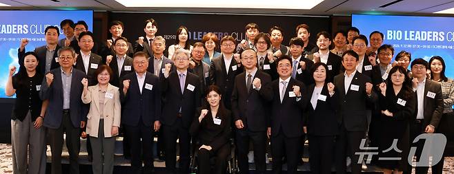 이영섭 뉴스1 대표인사를 비롯한 참석자들이 22일 서울 중구 더그랜드롯데 서울 호텔에서 열린 '제29회 바이오리더스클럽 2026에서 기념촬영을 하고 있다. 앞줄 왼쪽부터 김진선 국가신약개발사업단 대외협력팀장, 김권 셀비온 대표, 오근희 신라젠 상무, 박영민 국가신약개발사업단 단장, 이대표이사, 이소희 국민의힘 의원, 김상봉 서울지방식품의약품안전청장, 조용준 동구바이오제약 회장, 송영주 법무법인 태평양 고문, 황세희 제이엔피메디 전무, 강병준 대신증권 IPO 1본부 차장. 2026.9.22 ⓒ 뉴스1 구윤성 기자