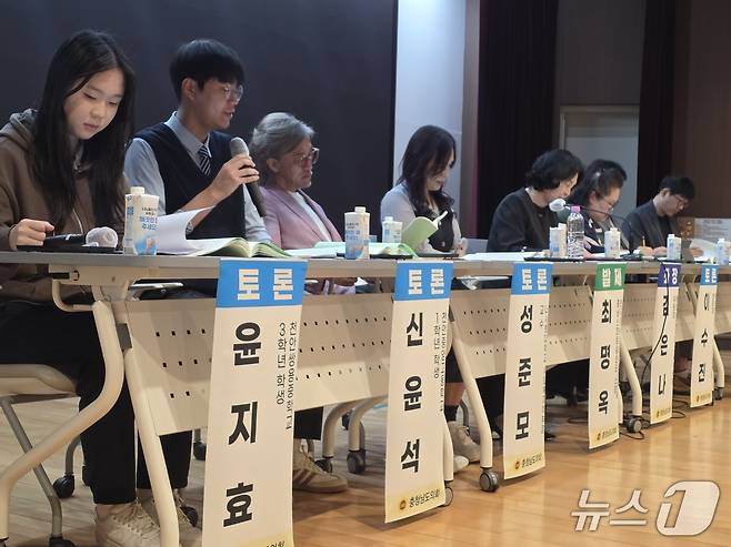 22일 천안교육지원청 대강당에서 열린 '학생의 학교 내 휴대전화 사용문화 정착'토론회에서 신윤석 학생이 발표를 하고 있다. 2026.9.22. ⓒ 뉴스1 이시우 기자