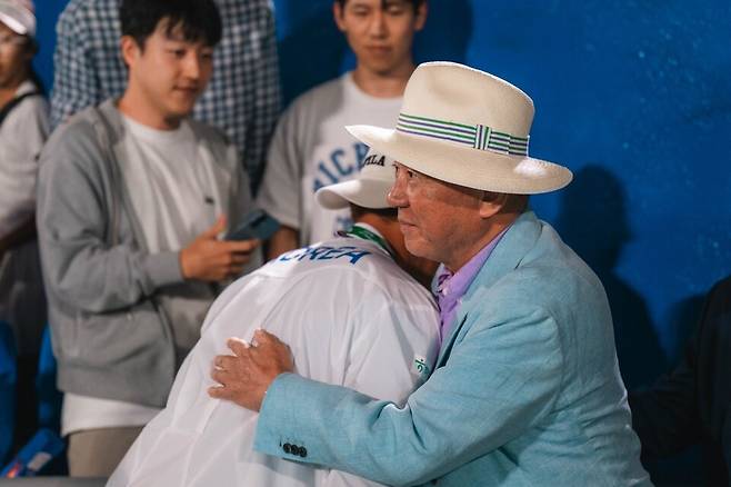 주원홍 회장이 데이비스컵 인도전 승리 주역 권순우를 얼싸안고 있다.