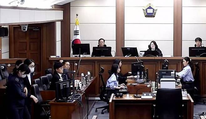 '매관매직' 혐의로 기소된 김건희 여사가 26일 서울 서초구 서울중앙지방법원에서 열린 특정범죄 가중처벌법상 알선수재 혐의 사건 2심 선고 공판에 출석하고 있다. 연합뉴스