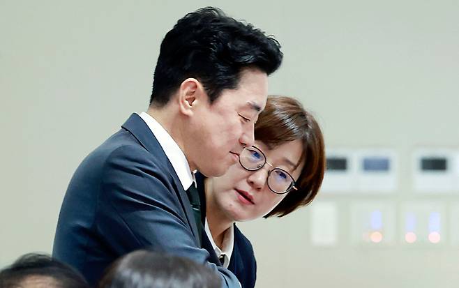 21일 사의를 표명한 강훈식(왼쪽) 대통령 비서실장이 지난해 10월 14일 서울 용산 대통령실에서 열린 국무회의에서 김현지 제1부속실장과 대화하는 모습. 정치권에서는 이날 “강 실장 사퇴만으로 김현지 실장 등 경기·성남라인의 인사 개입 의혹 등이 묻히겠느냐”는 말이 나왔다. /뉴시스