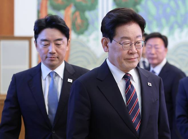 이재명 대통령과 강훈식 대통령 비서실장이 21일 청와대에서 열린 대통령 주재 수석보좌관 회의에 입장하고 있다. 청와대는 이날 이 대통령이 미국·멕시코 순방을 떠나기 4시간 전, 강 실장이 사의를 표명했다고 발표했다. 정치권에선 인사 실패 논란이 추석 연휴 내내 계속되는 것을 차단하려는 의도로 해석했다. 이 대통령이 강 실장의 사의를 수리하면 ‘청와대 3실장’ 가운데 위성락 국가안보실장을 제외한 비서실장과 정책실장이 공석이 된다. /뉴스1